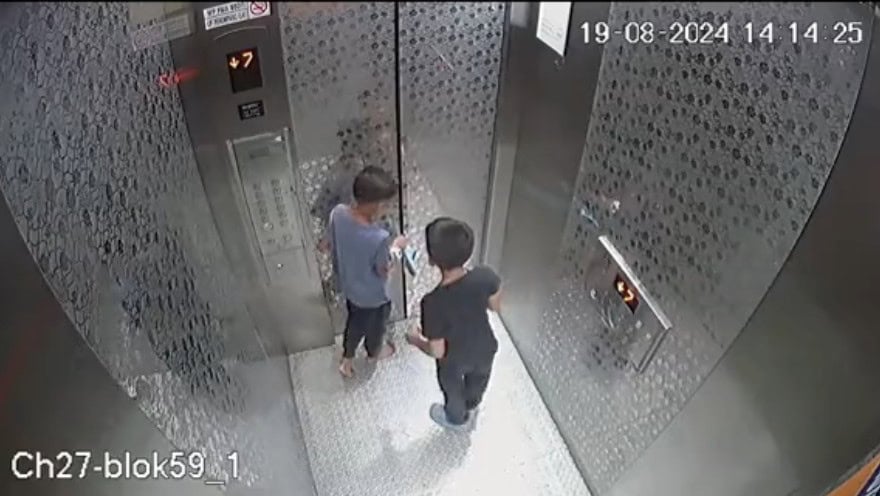 CCTV rakam budak letak selipar